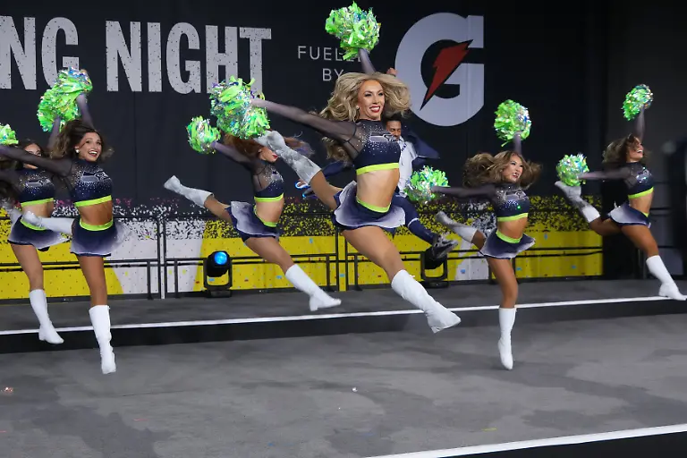 NFL-American-Football-Herren-USA-Super-Bowl-LX-Opening-Night-Feb-2-2026-San-Jose-CA-USA-The-Seattle-Seahawks-cheerleaders-perform-during-Opening-Night-for-Super-Bowl-LX-at-San-Jose-Convention-Center
