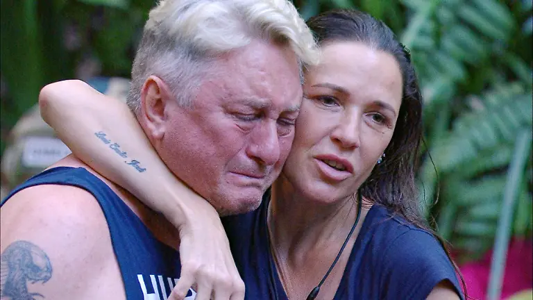 ACHTUNG-SPERRFRIST-FUeR-ALLE-MEDIEN-BIS-ZUM-SHOWENDE-FREITAG-06-FEBRUAR-2026-22-30-UHR-Hubert-Fella-kommt-aus-dem-Dschungeltelefon-zurueck-und-steuert-direkt-auf-Simone-zu-Simone-darf-ich-dich-einmal-umarmen-Einfach-so-Gefragt-getan-und-dann-folgt-der-Moment-der-alle-beruehrt-Mit-traenenerstickter-Stimme-gibt-er-Simone-Ballack-ihre-Kette-zurueck-Die-Verwendung-des-sendungsbezogenen-Materials-ist-nur-mit-dem-Hinweis-und-Verlinkung-auf-RTL-gestattet