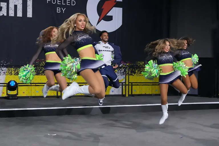 NFL-American-Football-Herren-USA-Super-Bowl-LX-Opening-Night-Feb-2-2026-San-Jose-CA-USA-The-Seattle-Seahawks-cheerleaders-perform-during-Opening-Night-for-Super-Bowl-LX-at-San-Jose-Convention-Center