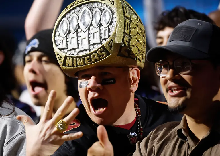 NFL-American-Football-Herren-USA-fans-react-to-live-broadcasts-at-the-Super-Bowl-LX-Opening-Night-media-event-leading-up-to-Super-Bowl-LX-in-San-Jose-California-on-Monday-February-2-2026-The-New-England-Patriots-will-play-the-Seattle-Seahawks-in-Super-Bowl-LX-at-Levi-s-Stadium-in-Santa-Clara-on-Sunday-February-8-2026