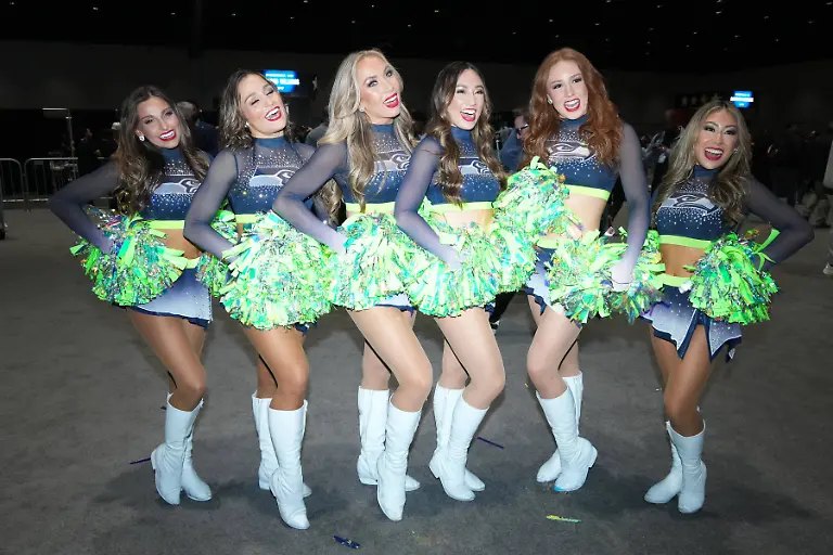 NFL-American-Football-Herren-USA-Super-Bowl-LX-Opening-Night-Feb-2-2026-San-Jose-CA-USA-The-Seattle-Seahawks-cheerleaders-pose-for-a-photograph-during-Opening-Night-for-Super-Bowl-LX-at-San-Jose-Convention-Center