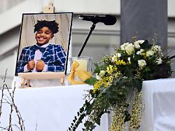 Verdächtigtes Kind in Obhut: Hunderte nehmen trotz Regens Abschied von getötetem Yosef