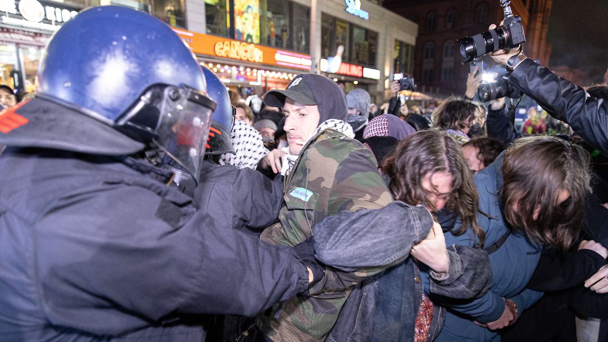 Pauschale-Verbote-von-Slogans-UN-Expertin-sieht-Einschr-nkung-der-Meinungsfreiheit-in-Deutschland