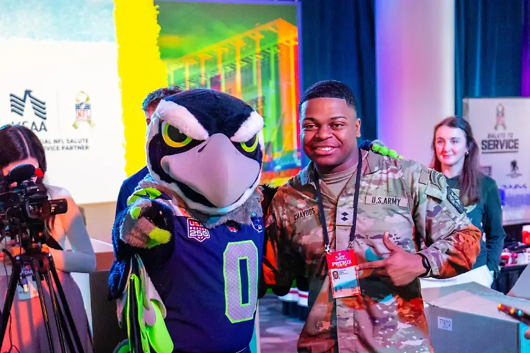 SAN-FRANCISCO-CA-FEBRUARY-04-Seattle-Seahawks-mascot-Blitz-poses-for-a-photo-with-a-US-Army-member-during-an-NFL-American-Football-Herren-USA-Salute-to-Service-event-ahead-of-Super-Bowl-LX-on-February-4-2026-at-Moscone-Center-in-San-Francisco-CA