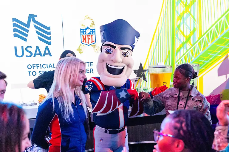 SAN-FRANCISCO-CA-FEBRUARY-04-New-England-Patriots-mascot-Pat-Patriot-interacts-with-a-US-Army-member-during-an-NFL-American-Football-Herren-USA-Salute-to-Service-event-ahead-of-Super-Bowl-LX-on-February-4-2026-at-Moscone-Center-in-San-Francisco-CA
