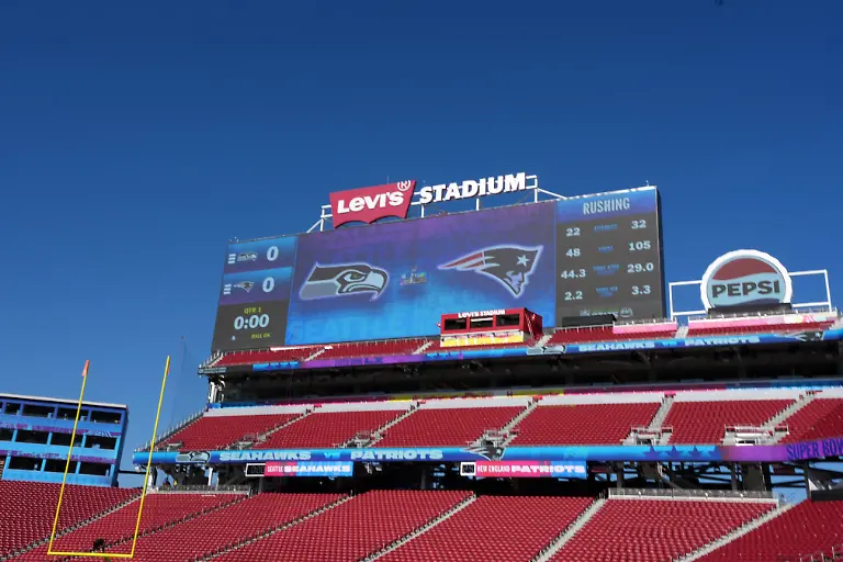 NFL-American-Football-Herren-USA-Super-Bowl-LX-Levi-s-Stadium-Views-Feb-4-2026-Santa-Clara-CA-USA-Seattle-Seahawks-New-England-Patriots-and-Super-Bowl-LX-logos-on-the-Levi-s-Stadium-video-board