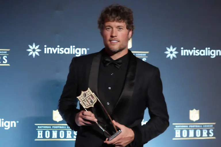 NFL-American-Football-Herren-USA-Super-Bowl-LX-NFL-Honors-Red-Carpet-Feb-5-2026-San-Francisco-CA-USA-Los-Angeles-Rams-quarterback-Matthew-Stafford-posts-with-the-NFL-Honors-most-valuable-player-trophy-at-Palace-of-Fine-Arts