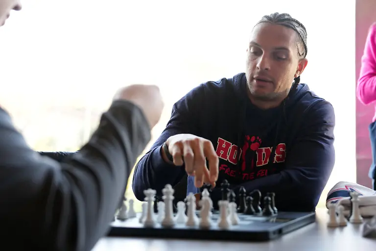 NFL-American-Football-Herren-USA-Super-Bowl-LX-New-England-Patriots-press-conference-PK-Pressekonferenz-Feb-5-2026-Santa-Clara-CA-USA-New-England-Patriots-wide-receiver-Mack-Hollins-13-plays-chess-against-a-media-member-at-the-Santa-Clara-Marriott