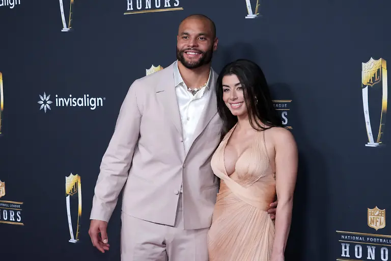 NFL-American-Football-Herren-USA-Super-Bowl-LX-NFL-Honors-Red-Carpet-Feb-5-2026-San-Francisco-CA-USA-Dallas-Cowboys-quarterback-Dak-Prescott-and-wife-Sarah-Jane-Ramos-pose-on-the-NFL-Honors-Red-Carpet-before-Super-Bowl-LX-at-Palace-of-Fine-Arts