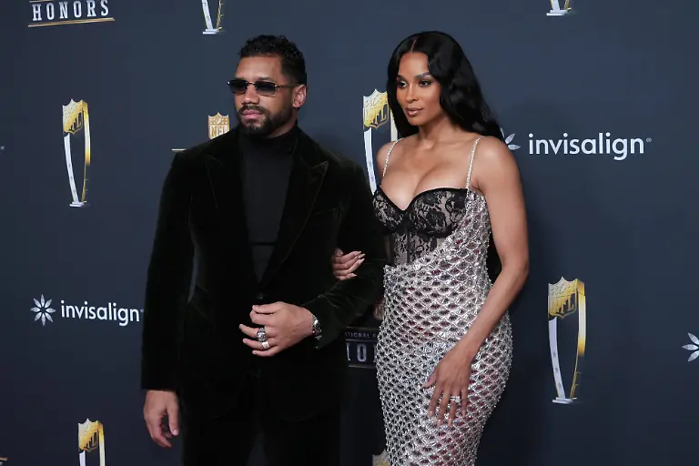 NFL-American-Football-Herren-USA-Super-Bowl-LX-NFL-Honors-Red-Carpet-Feb-5-2026-San-Francisco-CA-USA-Russell-Wilson-left-and-wife-Ciara-pose-on-the-NFL-Honors-Red-Carpet-before-Super-Bowl-LX-at-Palace-of-Fine-Arts
