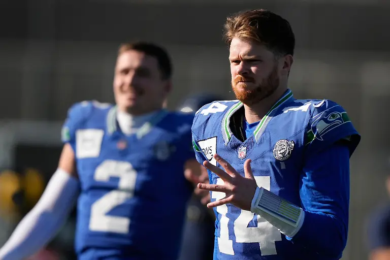 Seattle-Seahawks-Quarterback-Sam-Darnold-14-r-rennt-bei-einer-Trainingseinheit-am-Mittwoch-in-San-Jose-Kalifornien-vor-dem-Super-Bowl-60-zwischen-den-New-England-Patriots-und-den-Seattle-Seahawks