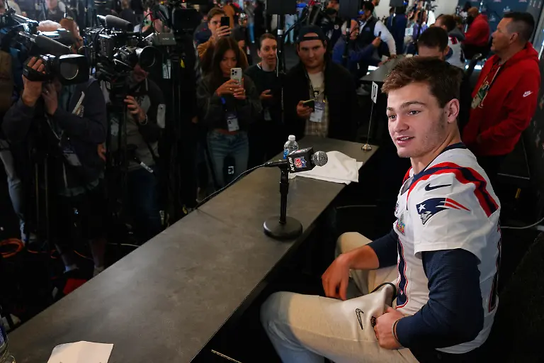 Der-Quarterback-der-New-England-Patriots-Drake-Maye-spricht-waehrend-einer-Pressekonferenz-am-Mittwoch-in-Santa-Clara-Kalifornien-vor-dem-NFL-Footballspiel-Super-Bowl-60-zwischen-den-Seattle-Seahawks-und-den-New-England-Patriots-zu-den-Medien