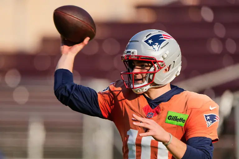 New-England-Patriots-Quarterback-Drake-Maye-versucht-waehrend-des-Trainings-vor-dem-NFL-Footballspiel-Super-Bowl-60-gegen-die-Seattle-Seahawks-am-Mittwoch-in-Stanford-Kalifornien-einen-Pass-zu-spielen
