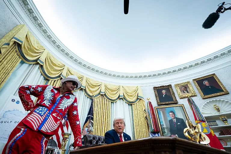 Trump-Signs-Executive-Orders-in-the-Oval-Office-Singer-Kid-Rock-left-and-US-President-Donald-Trump-during-an-executive-order-signing-in-the-Oval-Office-of-the-White-House-in-Washington-DC-US-on-Monday-March-31-2025-The-order-directs-the-Federal-Trade-Commission-to-work-with-the-Department-of-Justice-to-ensure-that-competition-laws-are-enforced-in-the-concert-and-entertainment-industry-and-pushes-state-consumer-protection-authorities-on-enforcement