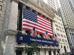 Techwerte steigen, Amazon fällt: Dow Jones überspringt erstmals 50.000-Punkte-Marke