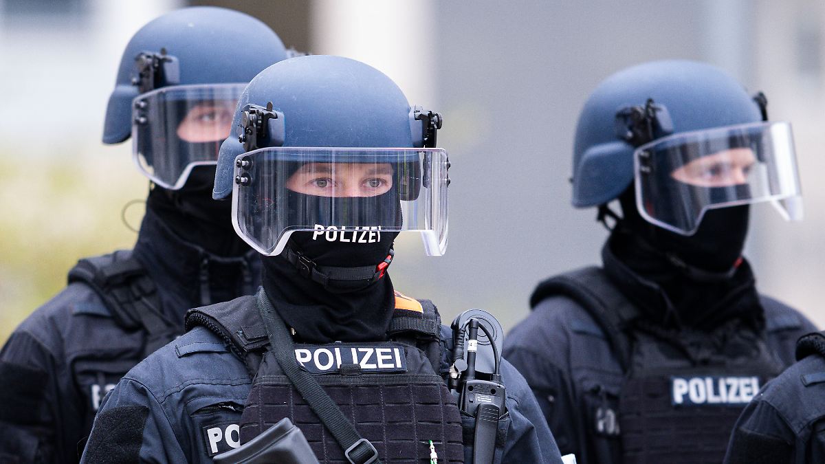 Stundenlanger-Einsatz-SEK-berw-ltigt-Mann-in-Bielefeld-nach-Sch-ssen-und-Geiselnahme