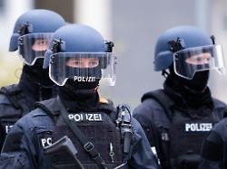 Stundenlanger Einsatz: SEK überwältigt Mann in Bielefeld nach Schüssen und Geiselnahme