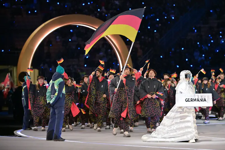 Olympia-Olympische-Winterspiele-Mailand-Cortina-2026-Eroeffnungsfeier-in-Mailand-San-Siro-die-Mannschaft-aus-Deutschland-wird-von-Fahnentraeger-Leon-Draisaitl-Eishockey-angefuehrt