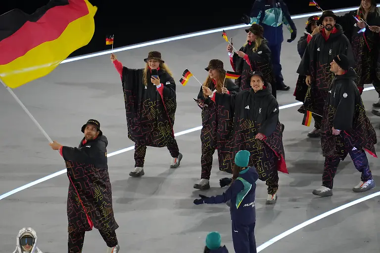 Olympia-Olympische-Winterspiele-Mailand-Cortina-2026-Eroeffnungsfeier-in-Mailand-San-Siro-die-Mannschaft-aus-Deutschland-wird-von-Fahnentraeger-Leon-Draisaitl-Eishockey-angefuehrt