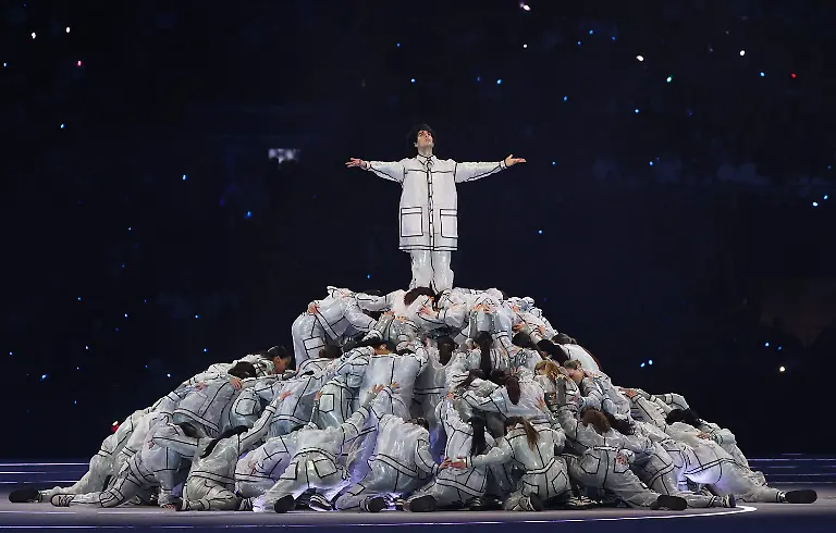 2026-02-06T221109Z_612109092_UP1EM261PMKIP_RTRMADP_3_OLYMPICS-2026-OPENING