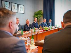 Trump deutet Bewegung an: Insider: US-Delegation drängt auf Ukraine-Deal vor Midterms