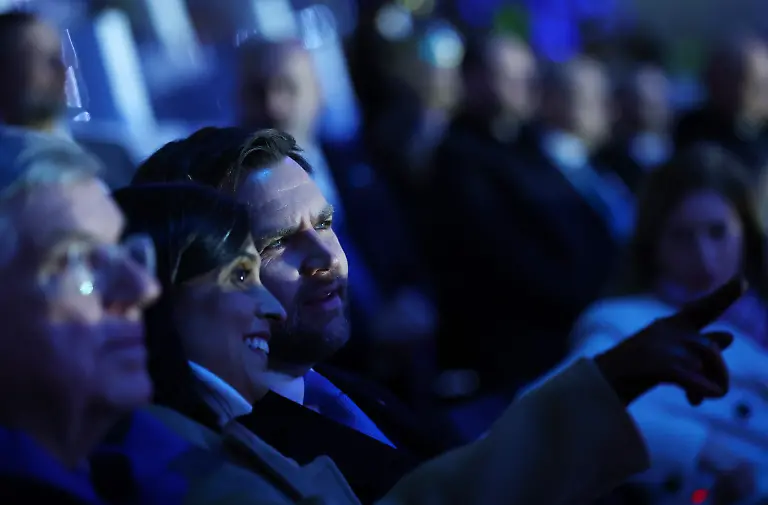 Olympia-Olympische-Winterspiele-Mailand-Cortina-2026-Eroeffnungsfeier-in-Mailand-San-Siro-US-Vizepraesident-JD-Vance-und-Second-Lady-Usha-Vance-nehmen-an-der-Eroeffnungsfeier-der-Olympischen-Winterspiele-2026-in-Mailand-teil