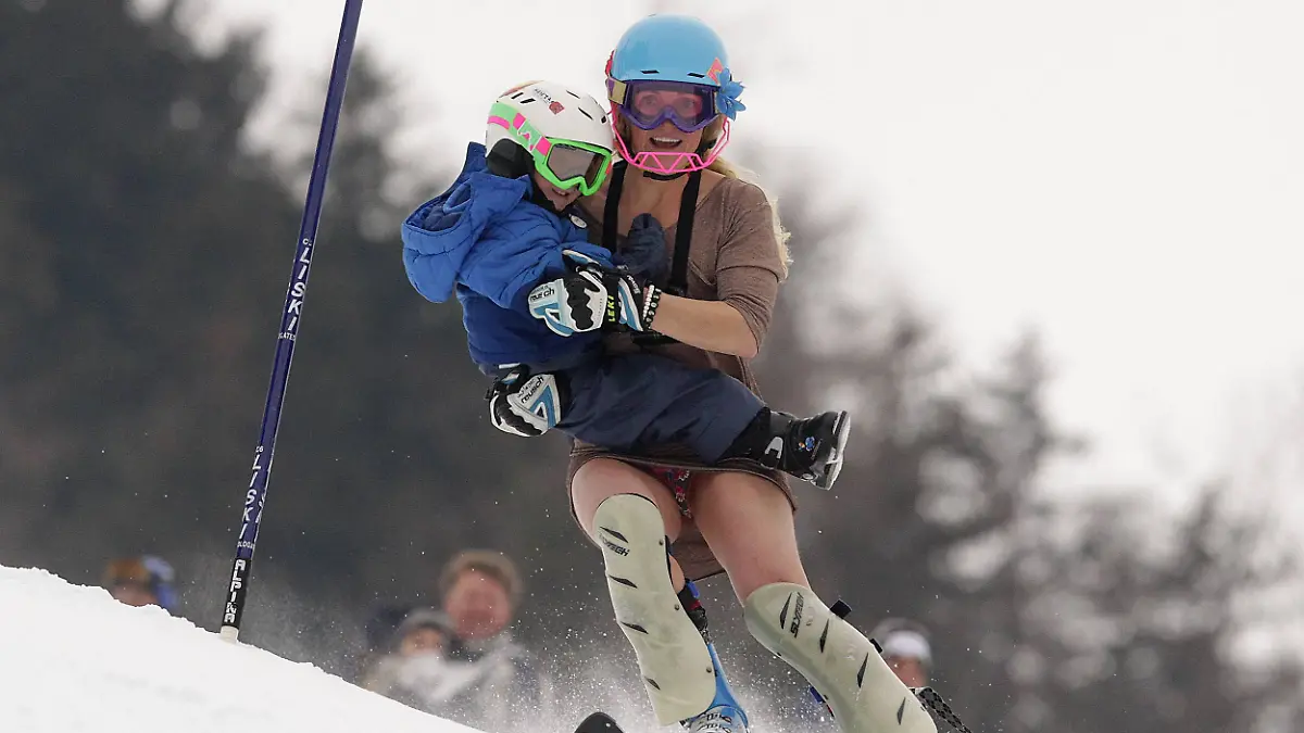 Bildnummer-09288114-Datum-29-12-2011-Copyright-imago-PanoramiC-Sarah-Schleper-USA-im-Minikleid-und-mit-Sohn-Lasse-Ski-Slalom-Lienz-29-12