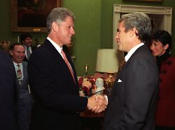 "Die Spielchen beenden": Clintons wollen öffentliche Anhörung zu Epstein