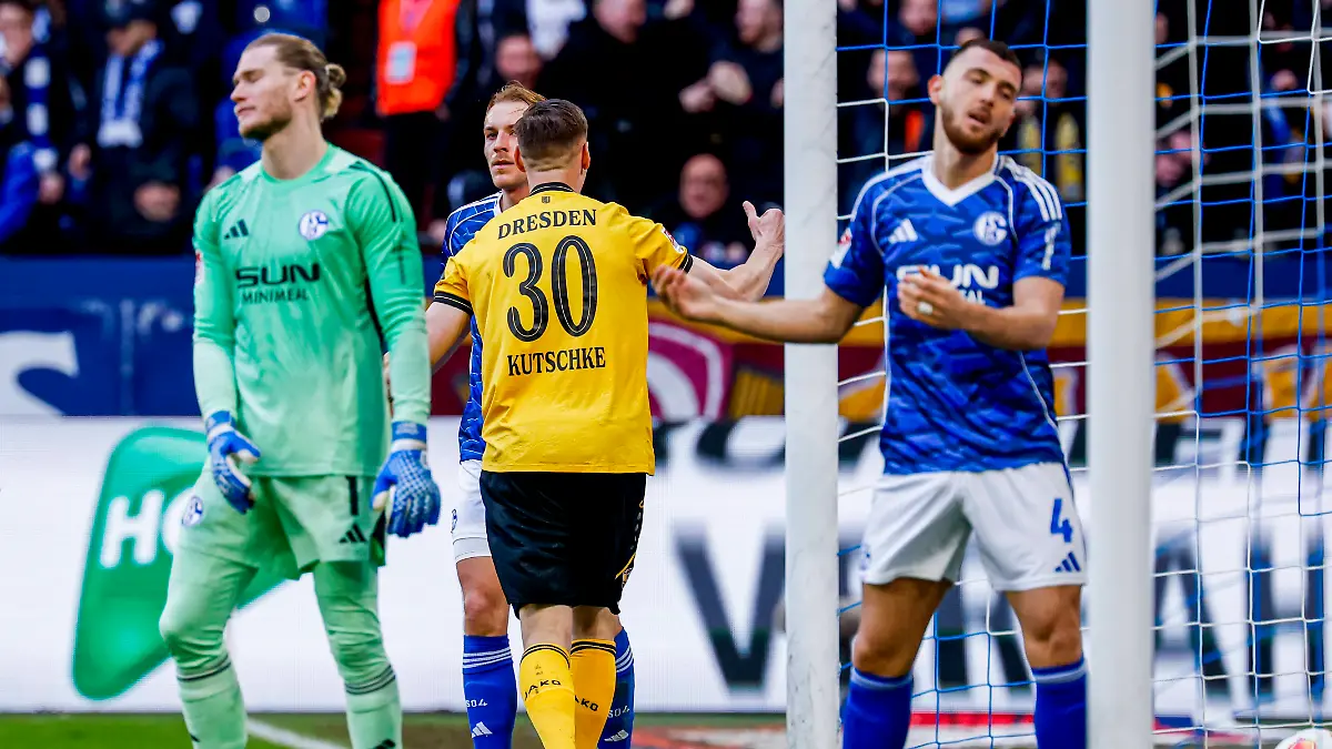Stefan-Kutschke-of-Dynamo-Dresden-celebrates-after-scoring-his-teams-first-goal-and-goalkeeper-Loris-Karius-of-Schalke-04-and-Hasan-Kurucay-of-Schalke-04-looks-dejected-after-conceding-his-sides-first-goal-FC-Schalke-04-v-SG-Dynamo-Dresden-2-Bundesliga-FC-Schalke-04-v-SG-Dynamo-Dresden-Veltins-Arena-February-7-2026-Gelsenkirchen-Germany