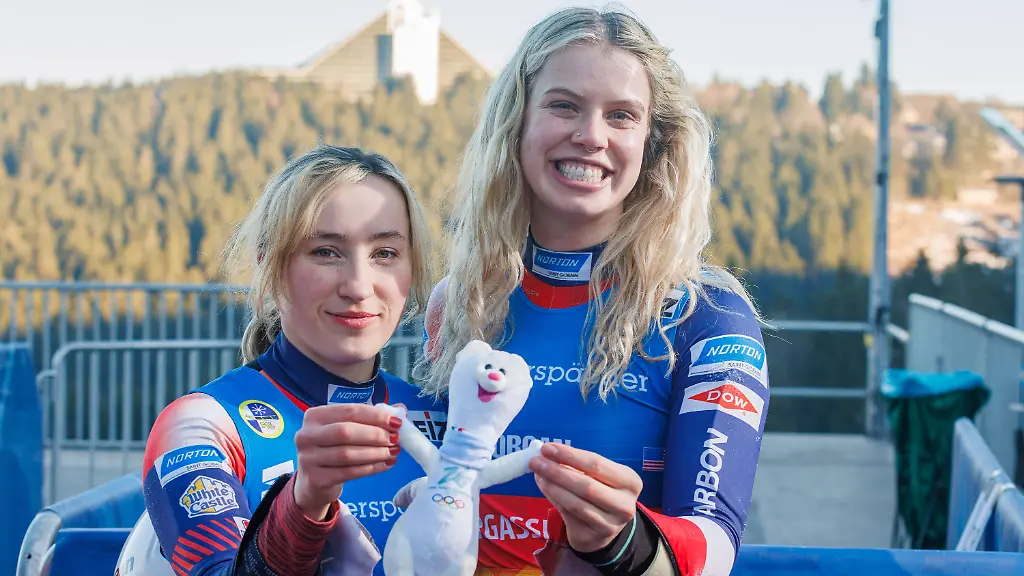 von-rechts-Chevonne-Chelsea-Forgan-und-Sophia-Kirkby-USA-mit-Maskottchen-Tina-der-Olympischen-Winterspiele-2026-in-Cortina-22-01