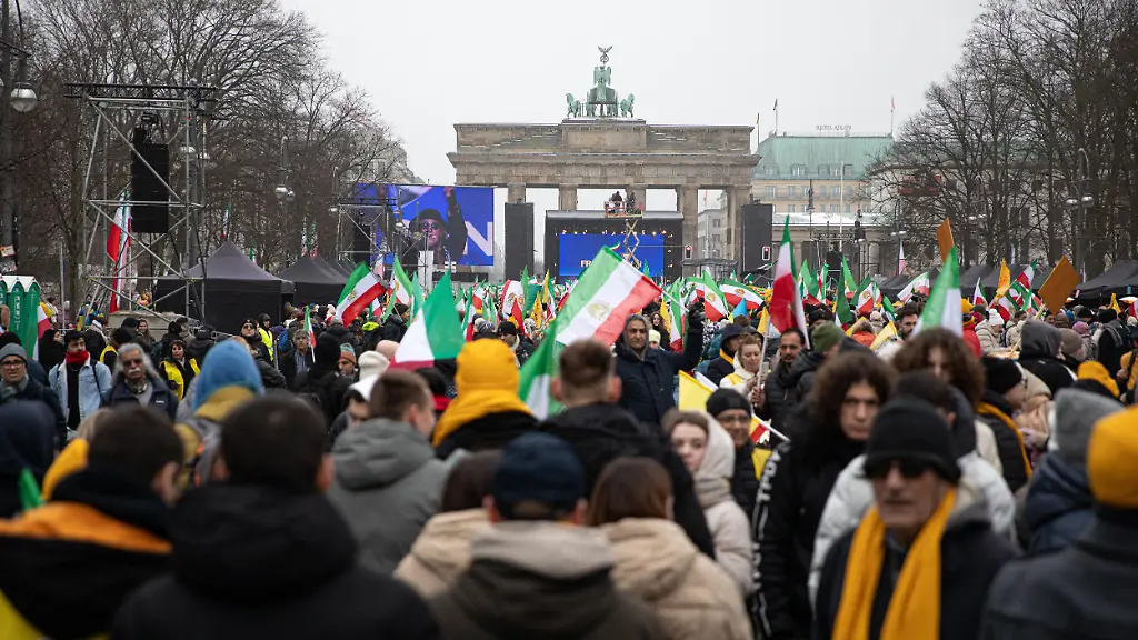 On-Saturday-February-7-2026-thousands-of-demonstrators-gathered-at-the-Brandenburg-Gate-for-a-Free-Iran-rally-carrying-placards-with-slogans-such-as-No-Shah-No-Mullah-Democracy-for-Iran-and-SOS-for-Iran-Protesters-held-up-portraits-of-Iranian-opposition-figures-Maryam-Rajavi-and-her-husband-Massoud-Rajavi-voicing-support-for-democratic-change-and-an-end-to-the-Islamic-Republics-rule-The-rally-was-organized-by-groups-affiliated-with-the-National-Council-of-Resistance-of-Iran