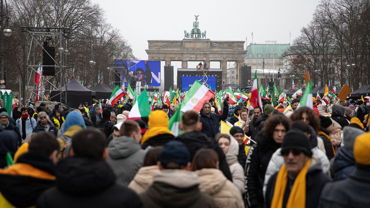 Widerstandsk-mpferin-spricht-10-000-Menschen-demonstrieren-in-Berlin-gegen-iranische-Regierung