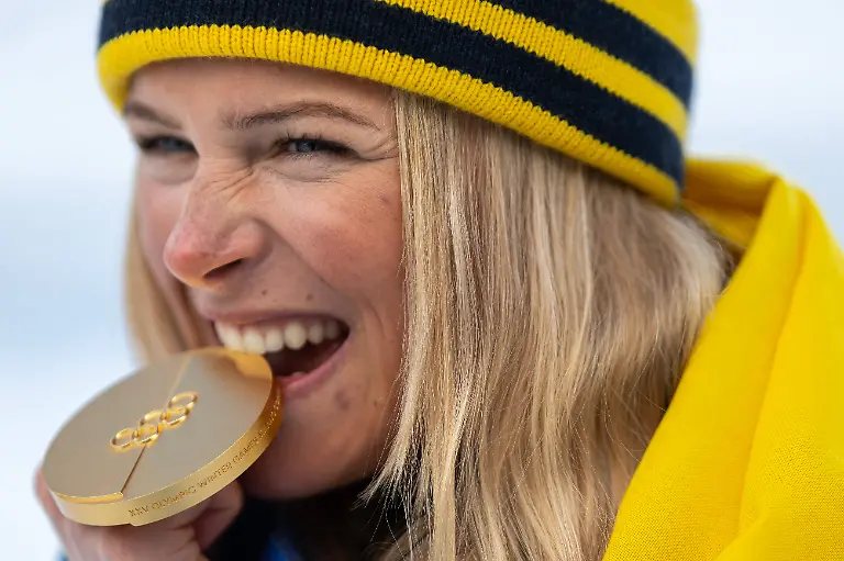 260207-Frida-Karlsson-of-Sweden-with-her-Olympic-gold-medal-after-the-women-s-20-km-cross-country-skiing-skiathlon-during-day-1-of-the-2026-Winter-Olympics-on-February-7-2026-in-Val-di-Fiemme
