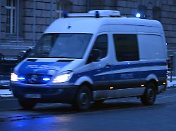 Berlin & Brandenburg: Mann randaliert in Bad und flieht mit Wagen von Winterdienst