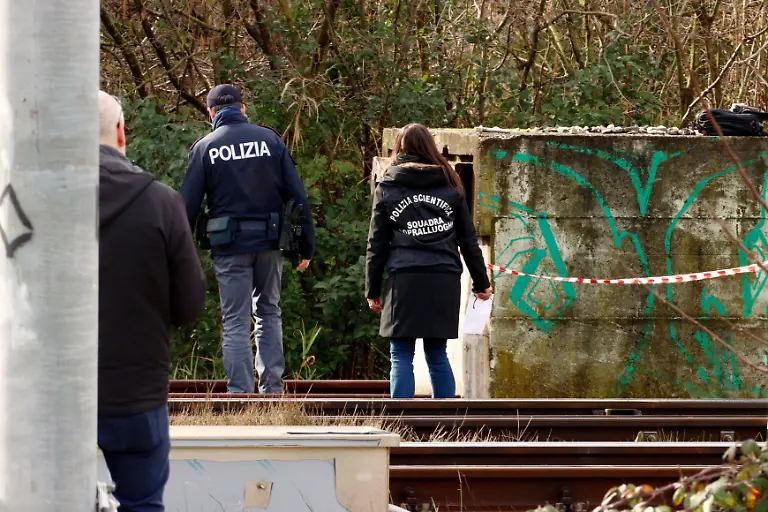 Polizeikraefte-sind-in-der-Naehe-des-Bahnhofs-von-Pesaro-aktiv-Auf-der-Strecke-zwischen-Bologna-und-Ancona-geriet-in-der-Naehe-des-Bahnhofs-von-Pesaro-eine-Stromkabine-in-Brand