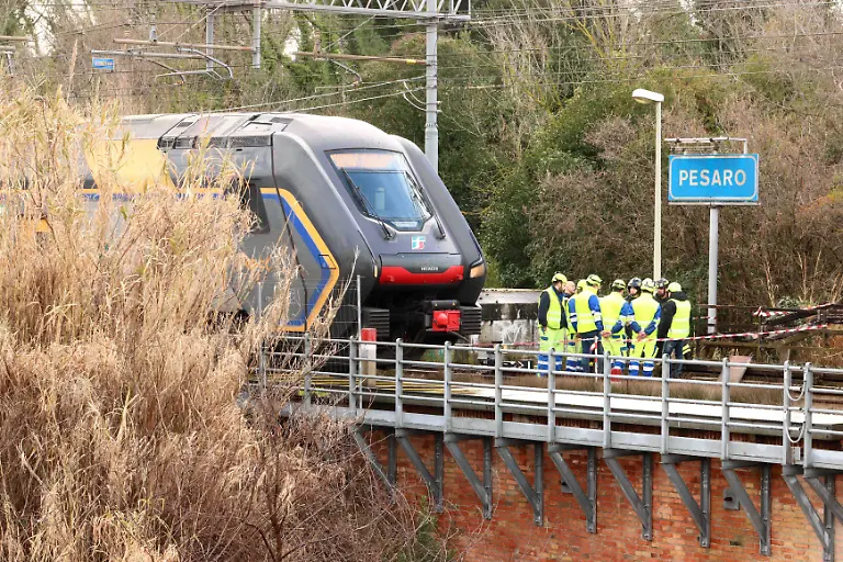 Einsatzkraefte-sind-in-der-Naehe-des-Bahnhofs-von-Pesaro-aktiv-vor-ihnen-steht-eine-Bahn-Auf-der-Strecke-zwischen-Bologna-und-Ancona-geriet-in-der-Naehe-des-Bahnhofs-von-Pesaro-eine-Stromkabine-in-Brand