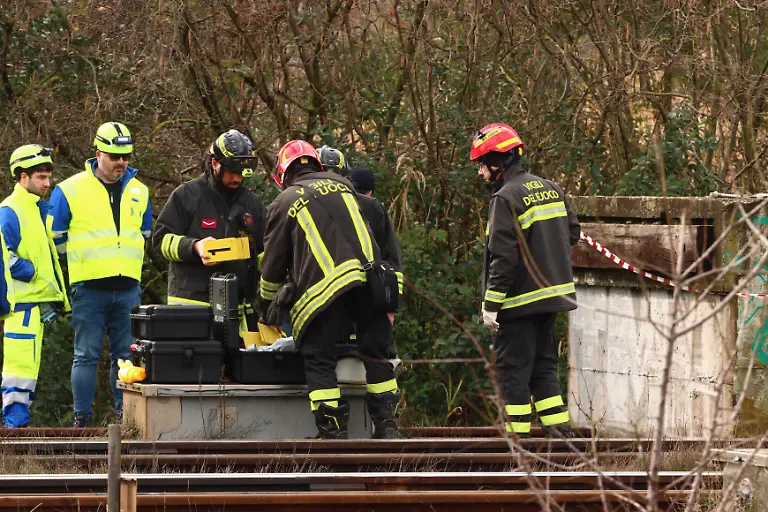 Einsatzkraefte-sind-in-der-Naehe-des-Bahnhofs-von-Pesaro-aktiv-Auf-der-Strecke-zwischen-Bologna-und-Ancona-geriet-in-der-Naehe-des-Bahnhofs-von-Pesaro-eine-Stromkabine-in-Brand
