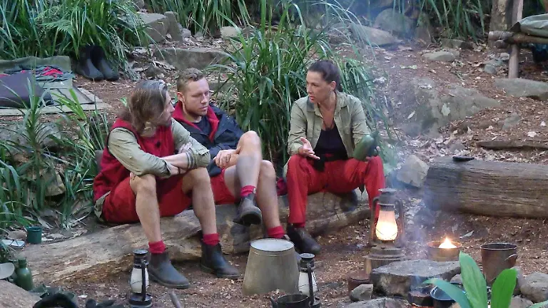 ACHTUNG-SPERRFRIST-FUeR-ALLE-MEDIEN-BIS-ZUM-SHOWENDE-SAMSTAG-07-FEBRUAR-2026-22-30-UHR-Am-Lagerfeuer-konfrontiert-Simone-Ballack-Gil-Ofarim-l-direkt-In-der-Mitte-Patrick-Romer-Die-Verwendung-des-sendungsbezogenen-Materials-ist-nur-mit-dem-Hinweis-und-Verlinkung-auf-RTL-gestattet