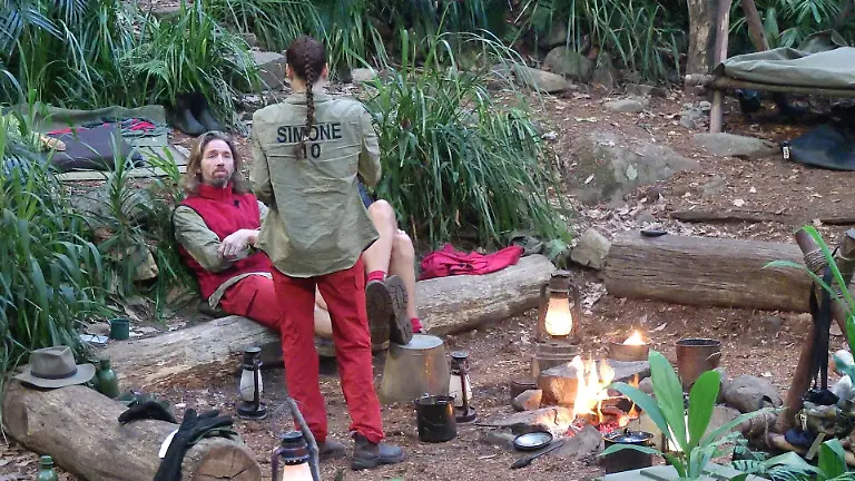 ACHTUNG-SPERRFRIST-FUeR-ALLE-MEDIEN-BIS-ZUM-SHOWENDE-SAMSTAG-07-FEBRUAR-2026-22-30-UHR-Am-Lagerfeuer-konfrontiert-Simone-Ballack-Gil-Ofarim-l-direkt-Die-Verwendung-des-sendungsbezogenen-Materials-ist-nur-mit-dem-Hinweis-und-Verlinkung-auf-RTL-gestattet