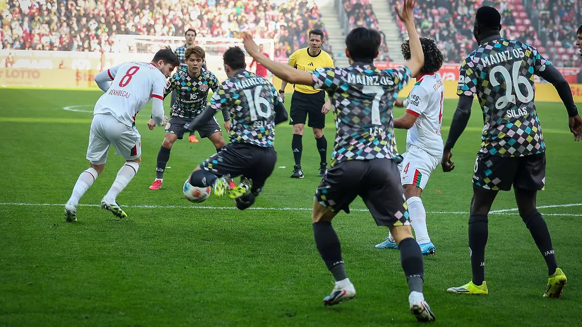 Elvis-Rexhbecaj-8-FC-Augsburg-foult-Stefan-Bell-16-1-FSV-Mainz-05-es-gibt-Strafstoss-durch-Referee-Schiedsrichter-Patrick-Ittrich-1-FSV-Mainz-05-vs-FC-Augsburg-Fussball-Maenner-Bundesliga-Saison-2025-2026-Rueckrunde-21-Spieltag-07-02