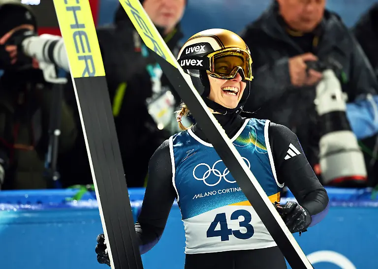 Olympia-Olympische-Winterspiele-Mailand-Cortina-2026-Ski-nordisch-Skispringen-Normalschanze-Frauen-Finaldurchgang-Katharina-Schmid-Deutschland-reagiert-nach-dem-Sprung