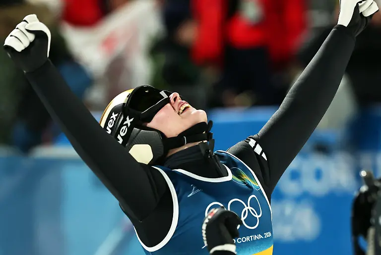 Olympia-Olympische-Winterspiele-Mailand-Cortina-2026-Ski-nordisch-Skispringen-Normalschanze-Frauen-Finaldurchgang-Anna-Odine-Strøm-Norwegen-jubelt-ueber-ihren-Sieg