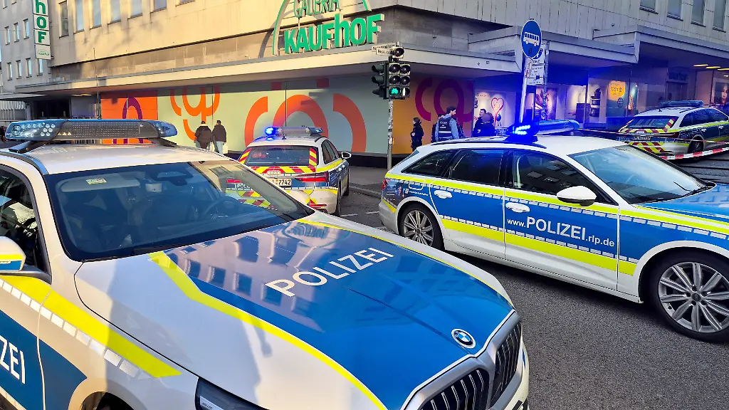 Polizeiwagen-sthene-in-der-Fussgaengerzone-vor-einem-Kaufhaus-Die-Polizei-hat-in-Trier-auf-einen-Mann-geschossen-der-am-Nachmittag-mit-einem-Messer-in-der-Fussgaengerzone-unterwegs-gewesen-ist