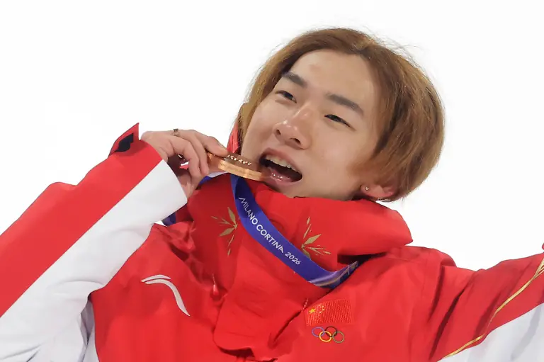 Olympia-Olympische-Winterspiele-Mailand-Cortina-2026-Snowboard-Big-Air-Maenner-Finale-Su-Yiming-China-jubelt-mit-der-Bronzemedaille