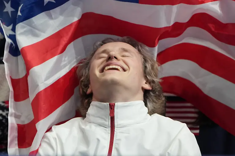 Olympia-Olympische-Winterspiele-Mailand-Cortina-2026-Eiskunstlauf-Team-Maenner-Ilia-Malinin-aus-den-USA-reagiert-nachdem-er-seine-Punktzahl-angezeigt-bekommt