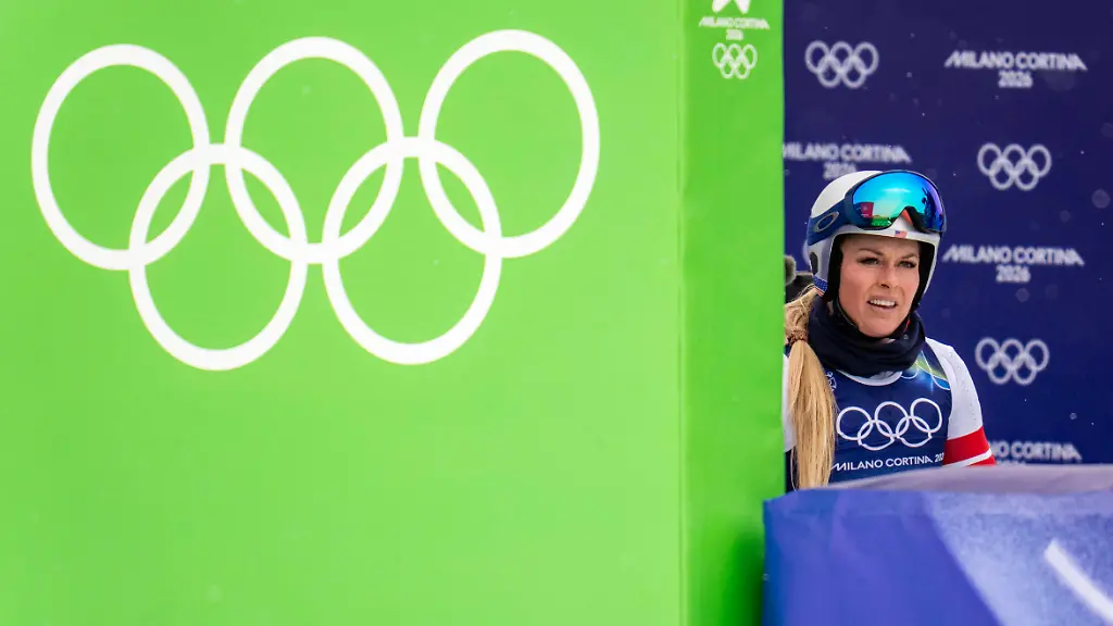 February-7-2026-Cortina-D-ampezzo-Belluno-Italy-American-Lindsey-Vonn-who-was-clearly-favoring-her-left-knee-with-a-knee-brace-visible-below-her-suit-studies-the-replay-board-after-successfully-completes-3rd-practice-session-before-racing-tomorrow-for-medal-race-on-the-Tofane-Alpine-course-during-the-2026-Winter-Olympics-at-the-Tofane-Alpine-Skiing-Centre-on-Saturday-in-Cortina-d-Ampezzo-Cortina-D-ampezzo-Italy-ZUMAa35-20260207-oly-a35-014-Copyright-xDanielxA