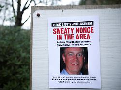 Kühler Empfang in Sandringham: Schmähplakate empfangen Andrew nach dem Umzug