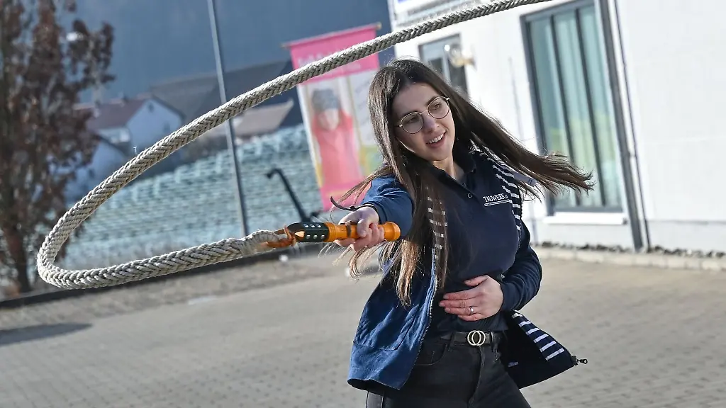 Die-kunstvoll-gefertigten-Peitschen-gehoeren-am-Bodensee-vielerorts-zur-Fastnacht-dazu