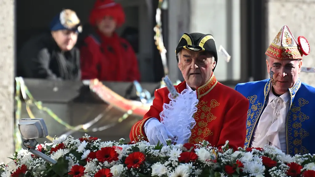 Herbert-Reul-links-neben-Karnevalspraesident-Christoph-Kuckelkorn-beim-Rosenmontagszug-im-vergangenen-Jahr