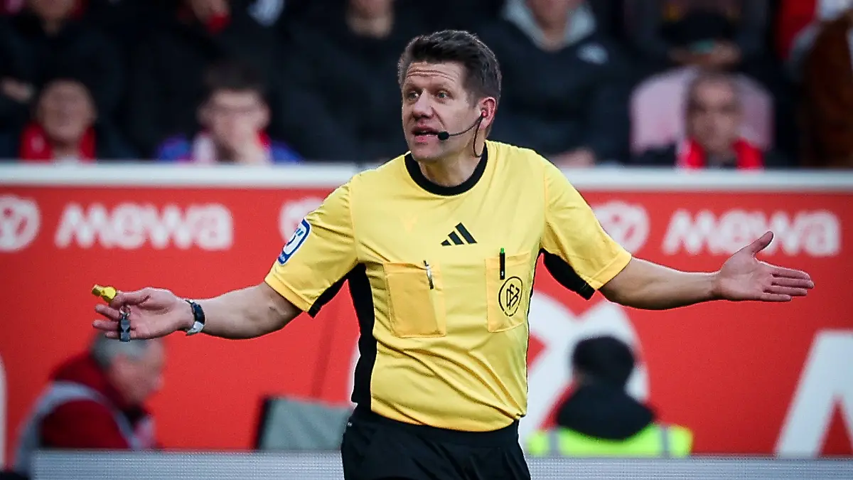 Referee-Schiedsrichter-Patrick-Ittrich-gestikuliert-im-Gespraech-1-FSV-Mainz-05-vs-FC-Augsburg-Fussball-Maenner-Bundesliga-Saison-2025-2026-Rueckrunde-21-Spieltag-07-02